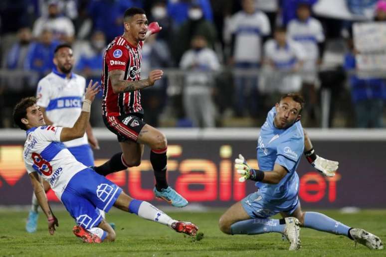 São Paulo venceu a Universidad Católica com três a menos em campo (Foto: JAVIER TORRES / AFP)