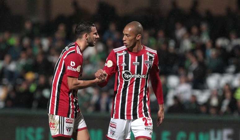 O São Paulo teve que lidar boa parte da partida com três jogadores a menos, por conta de expulsões (Foto: Rubens Chiri/Saopaulofc.net)