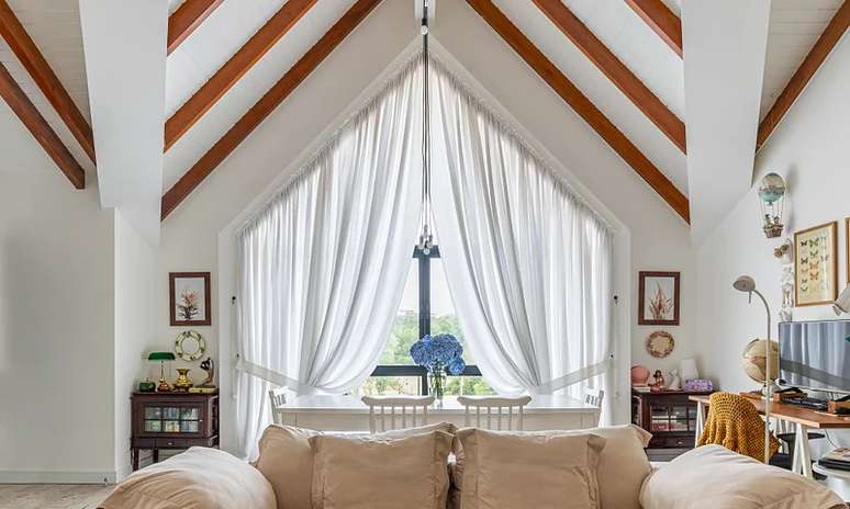 Sala de estar com p&eacute; direito alto