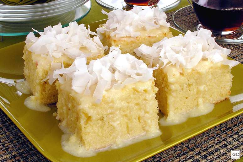 Bolo de coco molhadinho – Foto: Guia da Cozinha