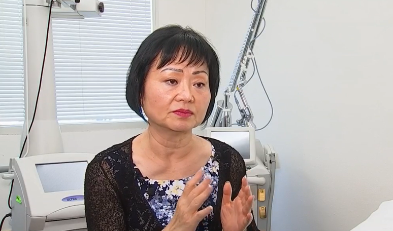 Kim Phuc passa por 12º tratamento contra queimaduras na pele 