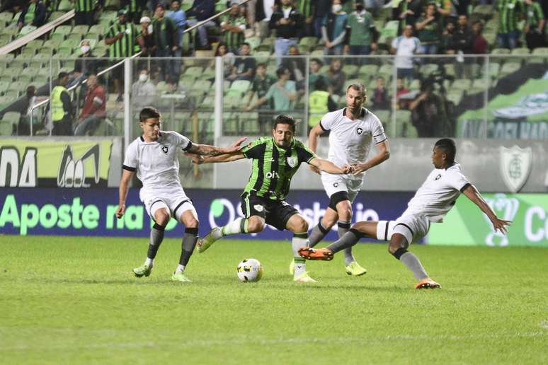 Botafogo perde para o América-MG e se complica na Copa do Brasil