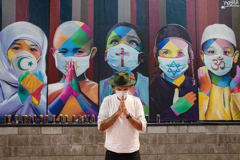 Eduardo Kobra e o mural 'Coexistência', de 2020, exposto em São Paulo 