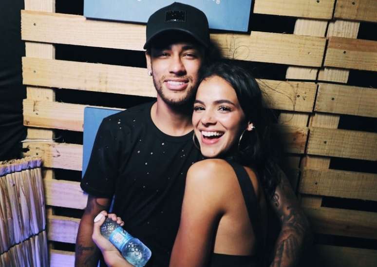 Neymar Shakes Social Networks enjoying posts with photos by Bruna Marquezine Neymar Shakes Social Networks enjoying posts with photos by Bruna Marquezine