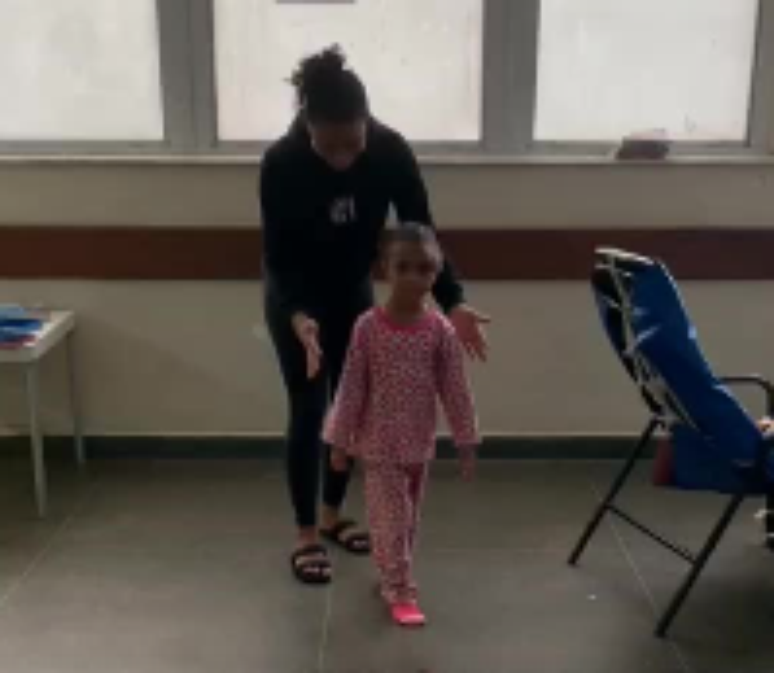 Um mês após ser baleada na cabeça, menina de quatro anos dá primeiros passos  