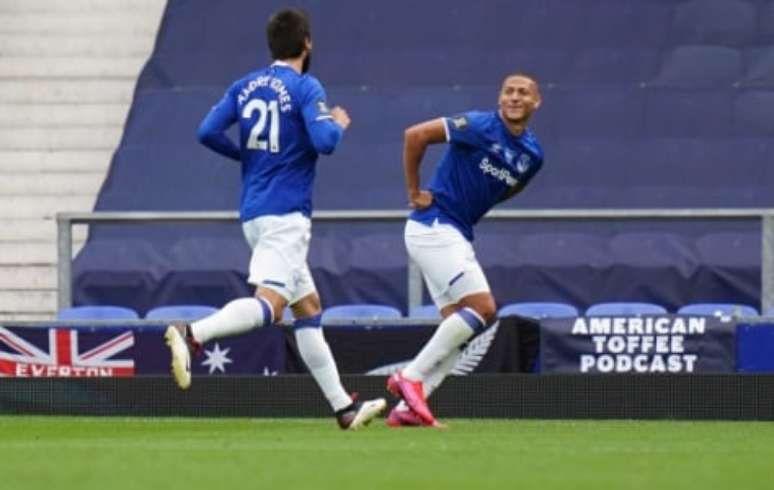 Richarlison em campo pelo Everton (Foto: JON SUPER / AFP)