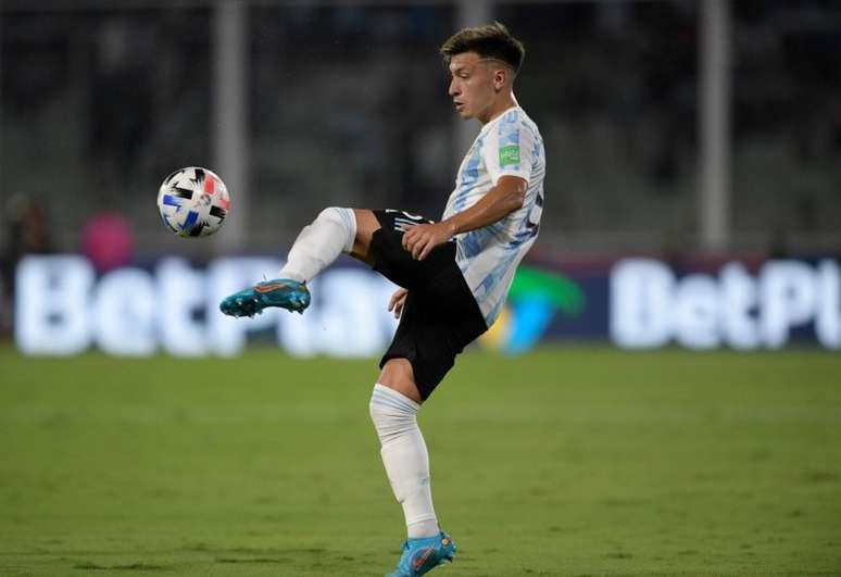 Lisandro Martínez é alvo de disputa entre Manchester United e Arsenal (Foto: JUAN MABROMATA / AFP)