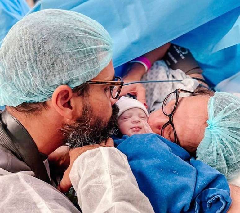 Nas redes sociais, Letícia Cazarré, mulher do ator Juliano Cazarré, mostrou rotina na UTI neonatal com a filha.