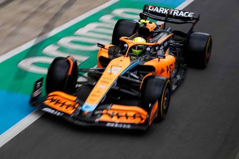 Lando Norris larga da terceira fila na Inglaterra 