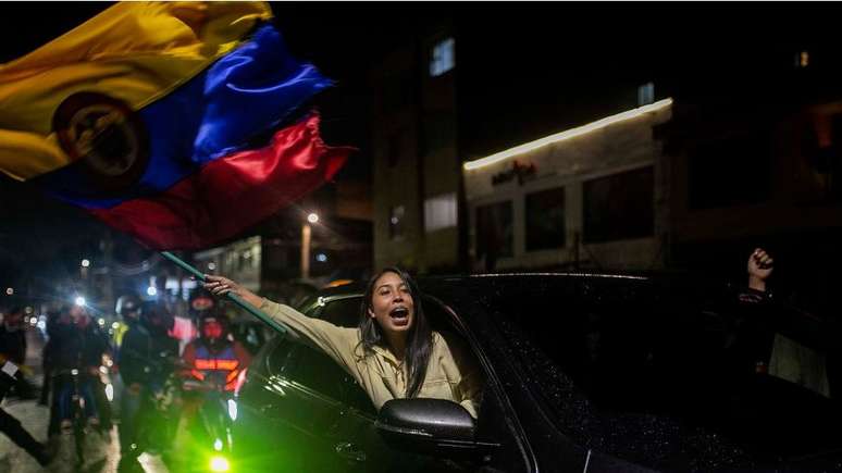 Comemoração pela vitória de Gustavo Petro nas eleições presidenciais colombianas nas ruas de Bogotá