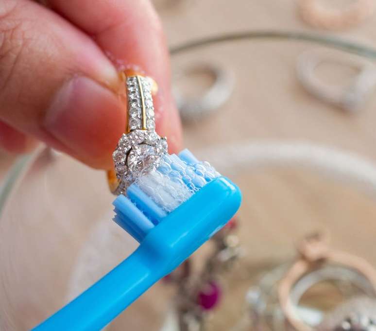 A escova de dentes pode ajudar na hora de limpar as bijuterias - Shutterstock