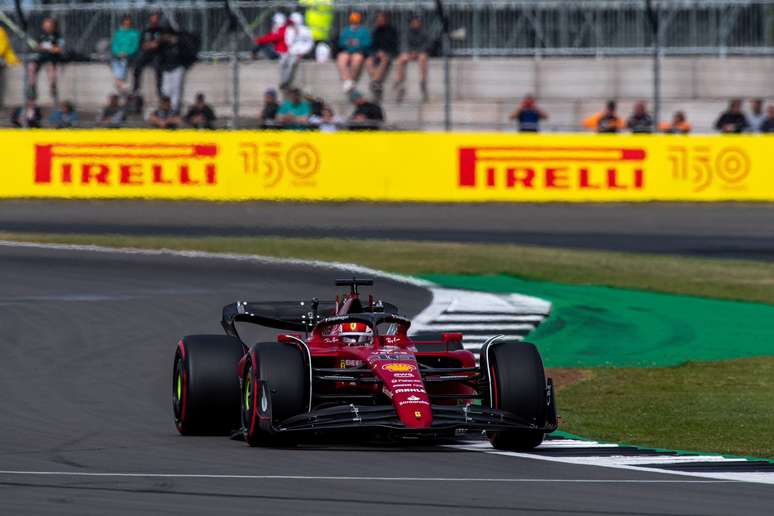 Leclerc tenta alcançar Verstappen