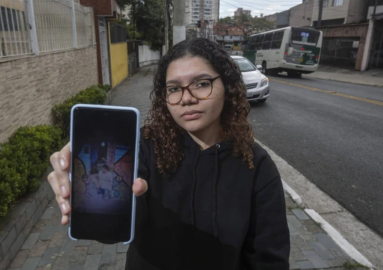 Yasmin mostra a imagem da mãe captada pelo Google Street View