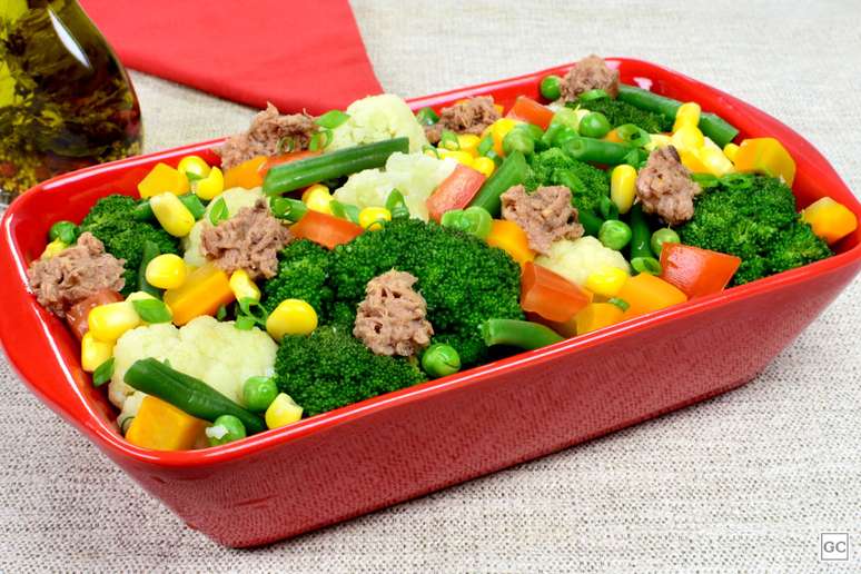 Salada de brócolis com couve-flor – Foto: Guia da Cozinha