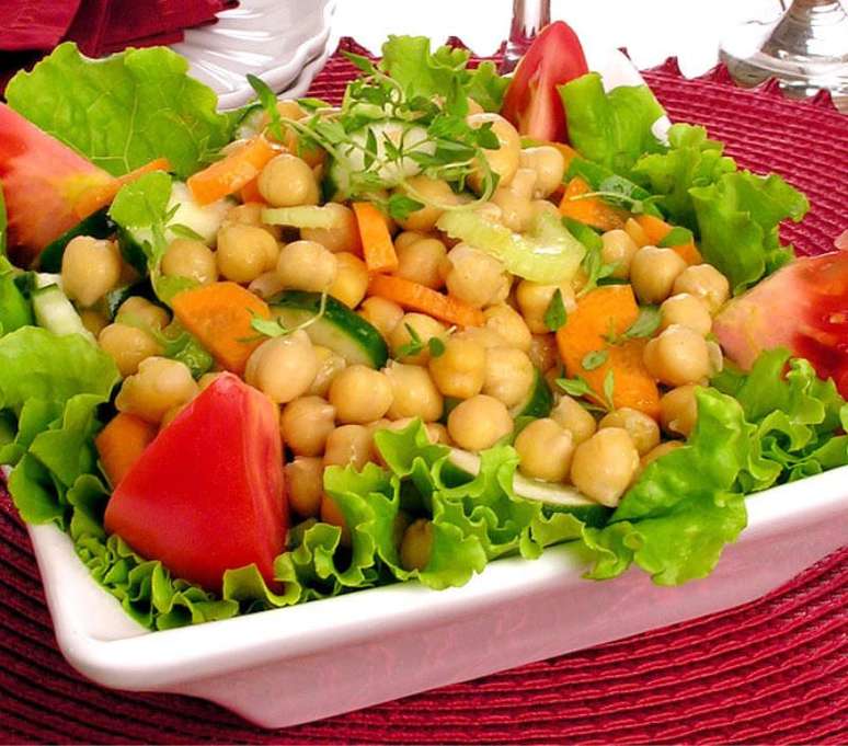 Salada de grão-de-bico com legumes (Reprodução / Guia da Cozinha)