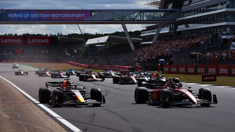 Max Verstappen sofreu em Silverstone, mas segue líder com boa sobra 