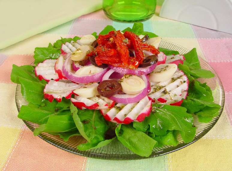 Salada de rabanete e r&uacute;cula &ndash; Foto: Reprodu&ccedil;&atilde;o