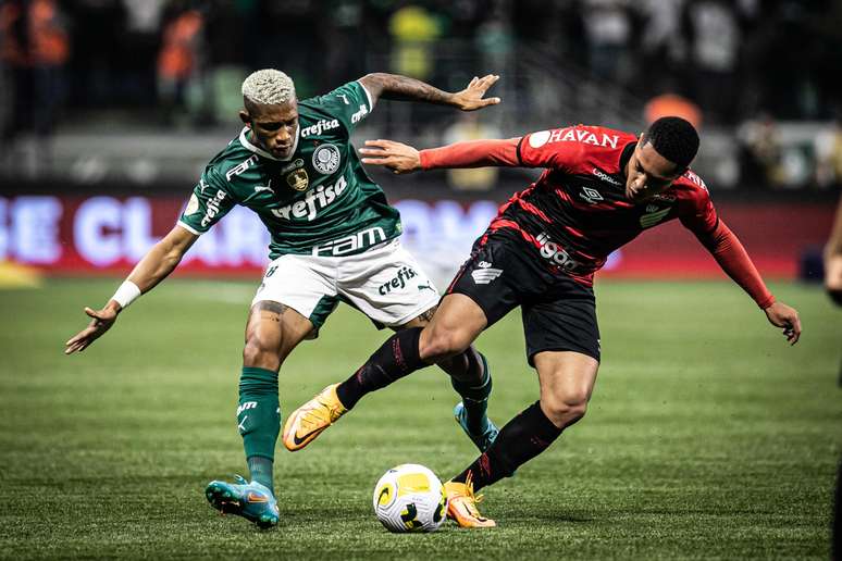 Palmeiras perde em casa do Athletico-PR e vê rivais encostarem na liderança do Brasileirão