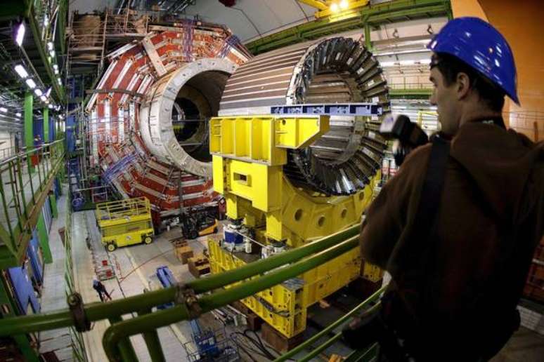 Imagem mostra o coração magnético do Grande Colisor de Hádrons do Cern