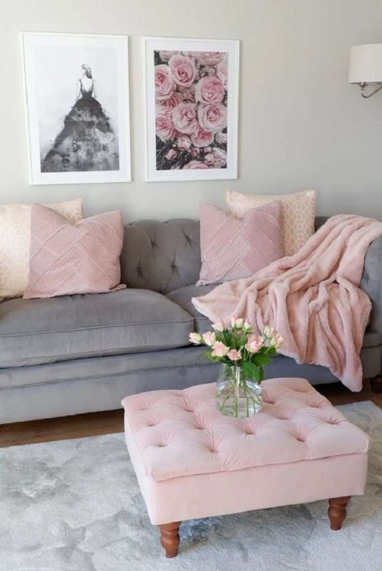 61. Sofá com manta rosa claro – Foto On Her Desk