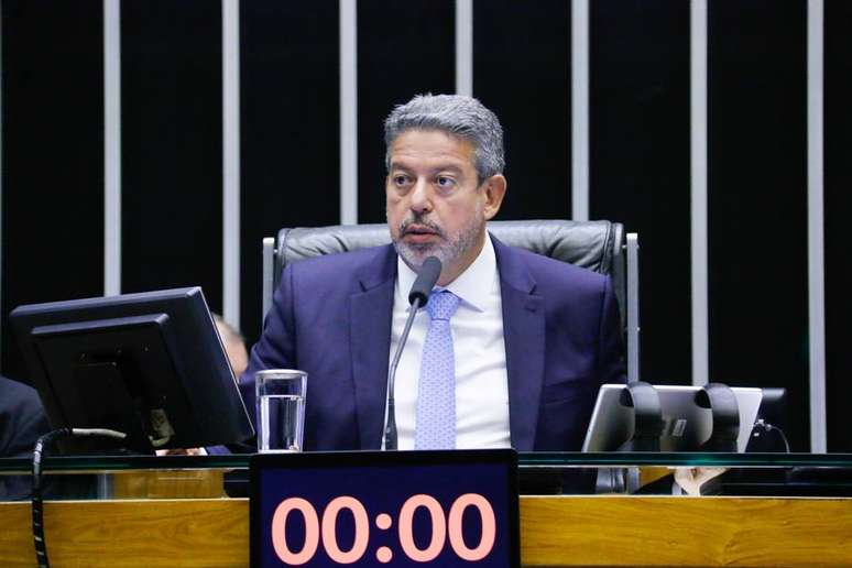 Arthur Lira se reúne hoje com líderes partidários para acertar delthes da PEC