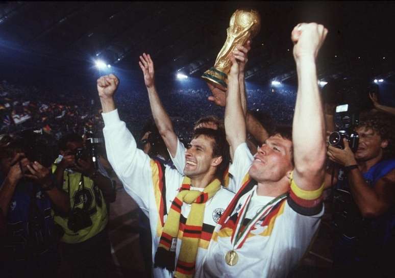 Matthaüs festeja o título de 1990, conquistado na Itália (Foto: Divulgação/Fifa)