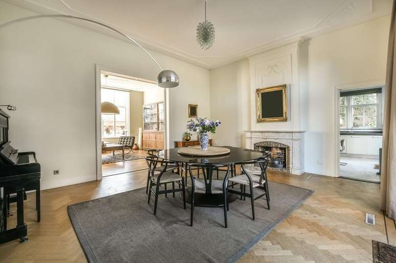 6.&nbsp;Mesa Saarinen e Cadeiras Wishbone em madeira. Fonte: Ess&ecirc;ncia M&oacute;veis