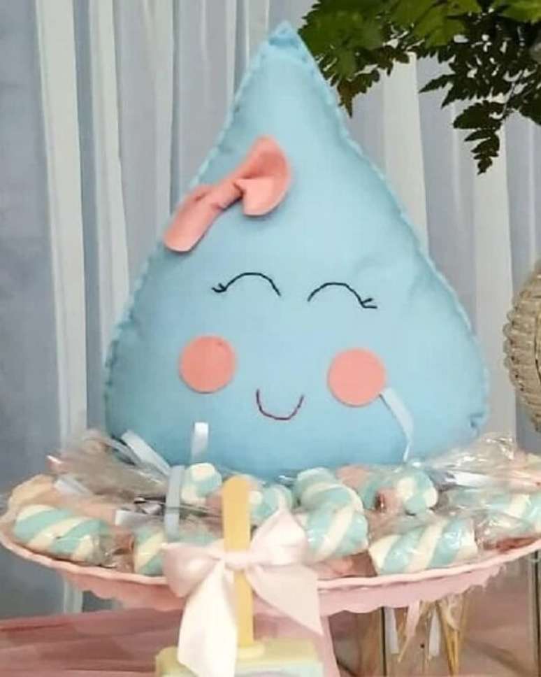 71. Festa chuva de ben&ccedil;&atilde;o: almofadas divertidas decoram a mesa do bolo. Fonte: Artes em Bonecas