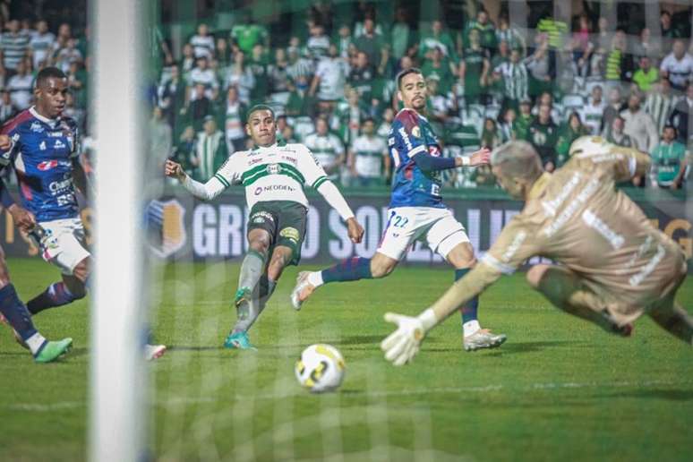 Zé Hugo marcando gol diante do Fortaleza (Felipe Dalke/Coritiba)