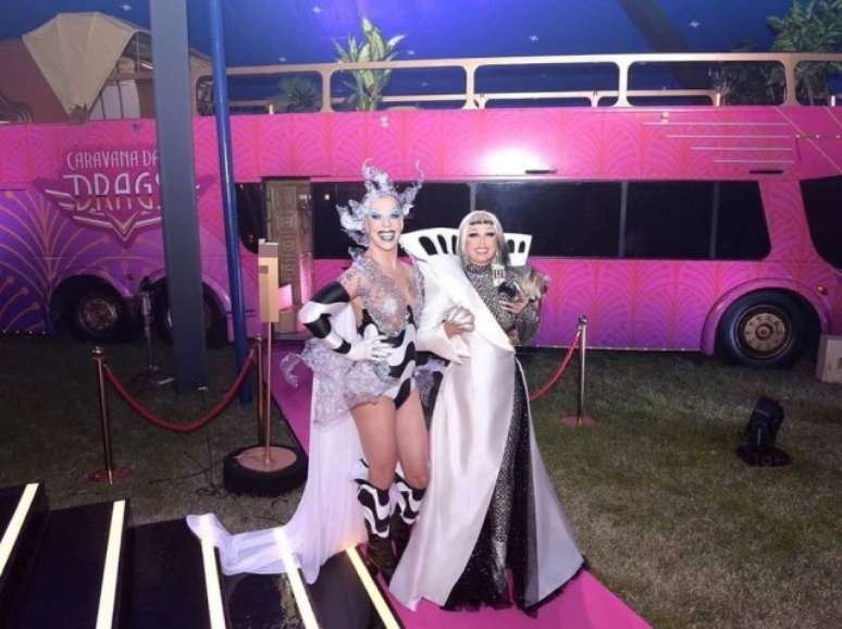 Em um ônibus cor-de-rosa, Xuxa e Ikaro Kadoshi embarcam em busca da drag suprema do Brasil