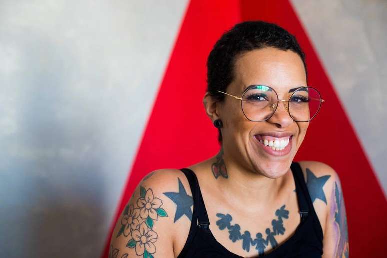 Verônica Oliveira, ex-faxineira de casas e agora 'faxineira de ideias', como ela se define, escreveu o livro 'Minha Vida Passada a Limpo'.