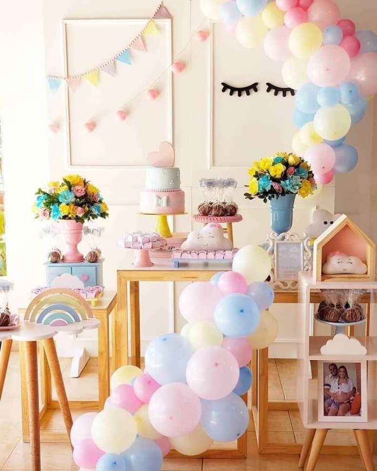 46. Delicada decoração de festa chuva de benção com balões coloridos e arranjo de flores – Foto: Bliss Festas