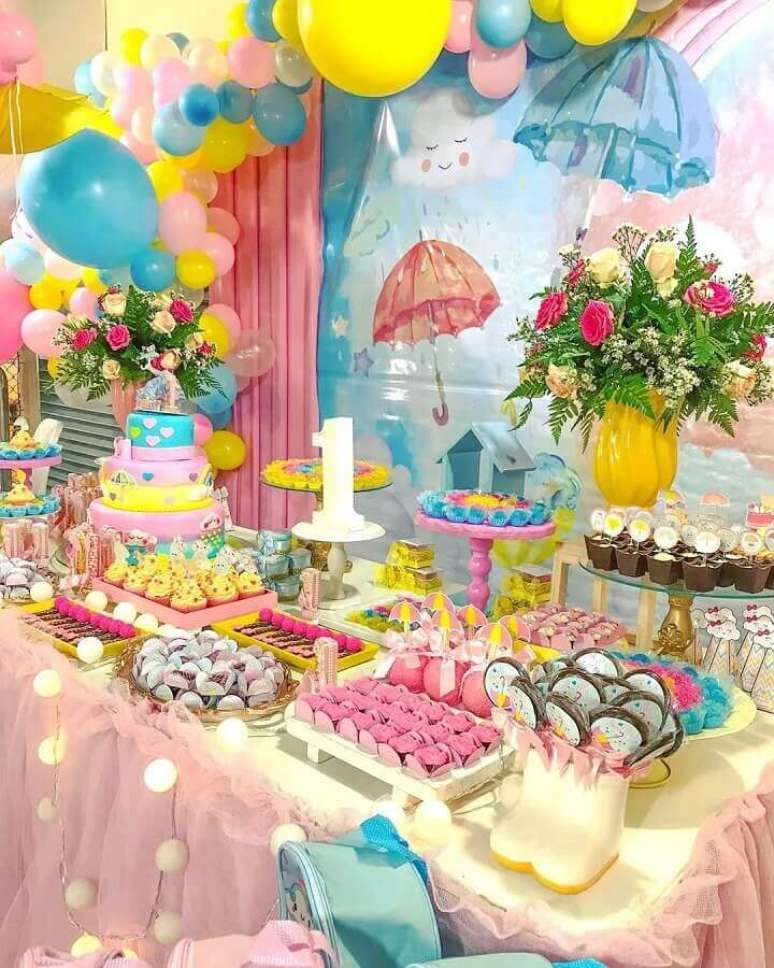 59. O painel chuva de ben&ccedil;&atilde;o foi decorado com bexigas coloridas &ndash; Foto: Benditta Festas