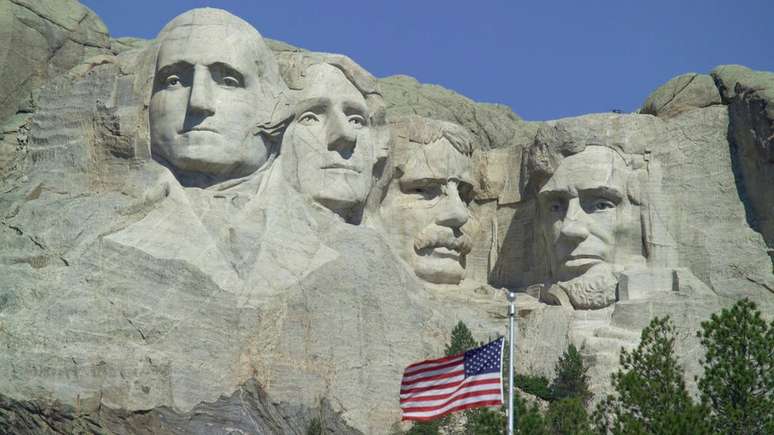 No monte Rushmore, na Dakota do Sul, est&atilde;o esculpidos os rostos de quatro ex-presidentes: George Washington, Thomas Jefferson, Theodore Roosevelt e Abraham Lincoln (da esq. para a dir)