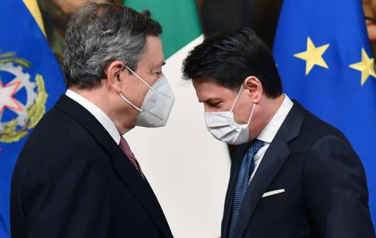 Mario Draghi e Giuseppe Conte durante cerimônia de passagem de governo, em fevereiro de 2021