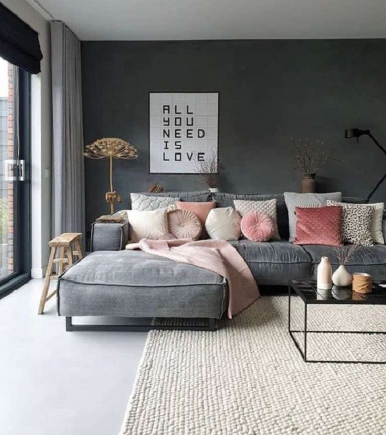 10. Decoração de sofá com manta cor de rosa – Foto Priscila Braga