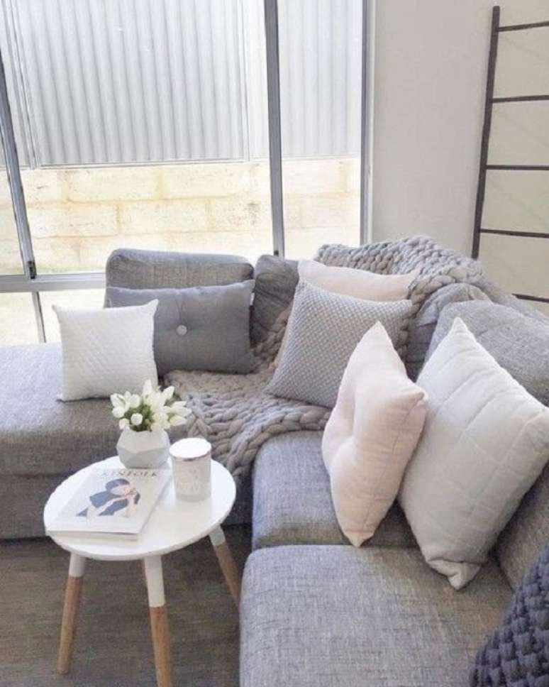 27. Sofá cinza com manta de croche grande – Foto Fantastic Furniture