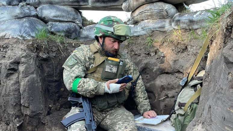 Fedir Shandor dá suas aulas nas trincheiras no leste da Ucrânia.