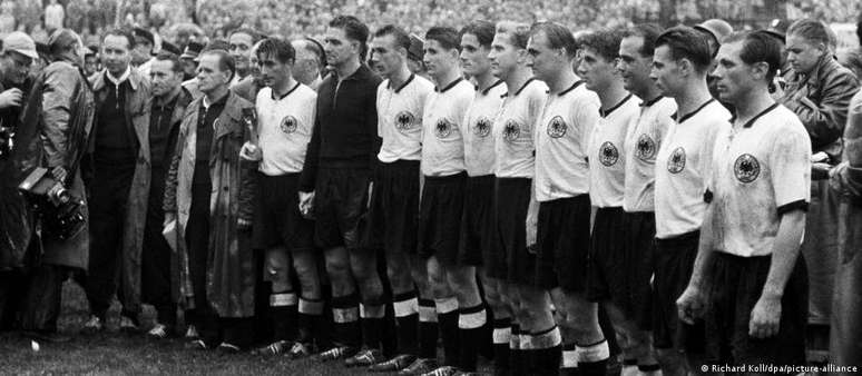 Equipe da Alemanha Ocidental após a vitória contra a Hungria