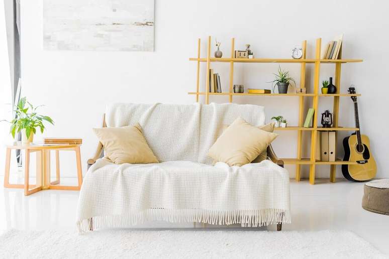 2. Sala de estar com móveis em madeira. Fonte: Essência Móveis