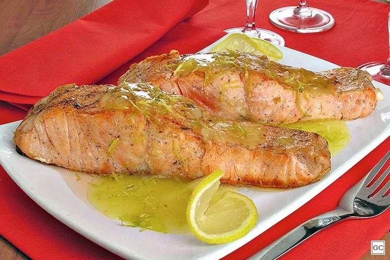 Salmão ao molho de limão siciliano – Foto: Guia da Cozinha