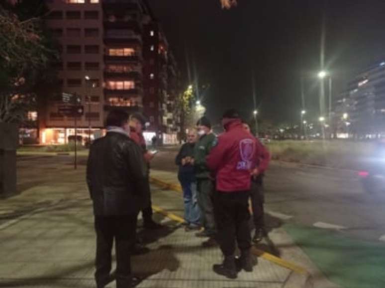 Torcedor do Boca conversando com a polícia argentina (Foto: Fabio Lazaro / Lancepress)