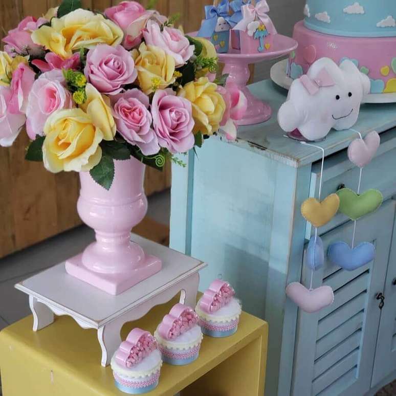 48. Arranjo de rosas para decora&ccedil;&atilde;o de anivers&aacute;rio chuva de ben&ccedil;&atilde;o &ndash; Foto: Somi&ecirc; Komatu