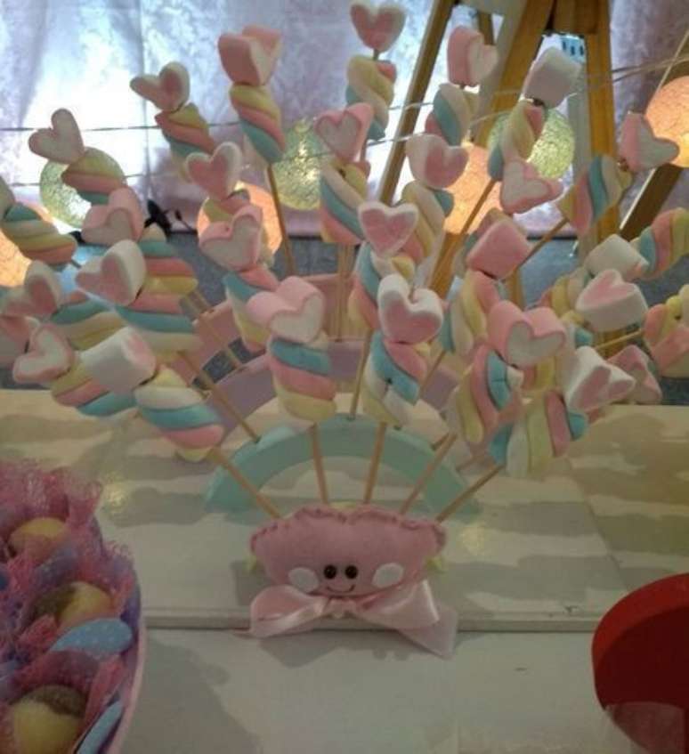 33. Doces coloridos s&atilde;o perfeitos para festa chuva de ben&ccedil;&atilde;o. Foto: Tudo Especial