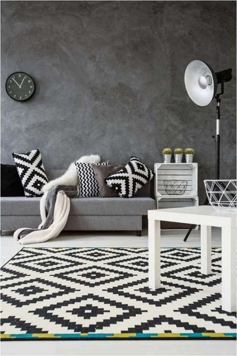 17. Marmorato na parede com sofá cinza e tapete preto e branco – Foto Decor Facil