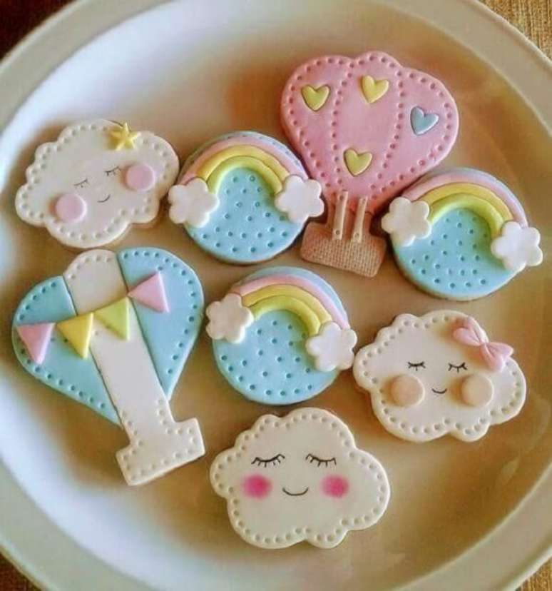 70. Doces coloridos e delicados para mesa do bolo da festa chuva de ben&ccedil;&atilde;o. Fonte: Bolo Guaran&aacute;