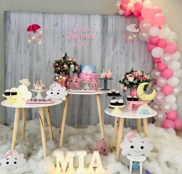 62. Painel chuva de ben&ccedil;&atilde;o feito de madeira decorado com bal&otilde;es brancos e cor de rosa &ndash; Foto: Blog da Giovanna