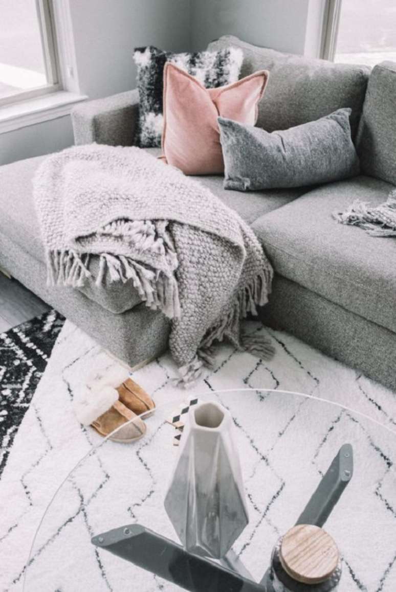 9. Decoração de sofá com manta cinza moderna – Foto Simplyjandk