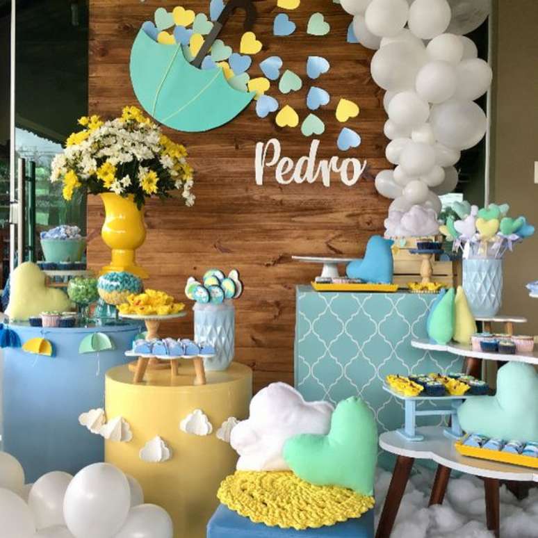 43. O painel chuva de ben&ccedil;&atilde;o ganhou decora&ccedil;&atilde;o com bexigas brancas. Foto: Arkpad