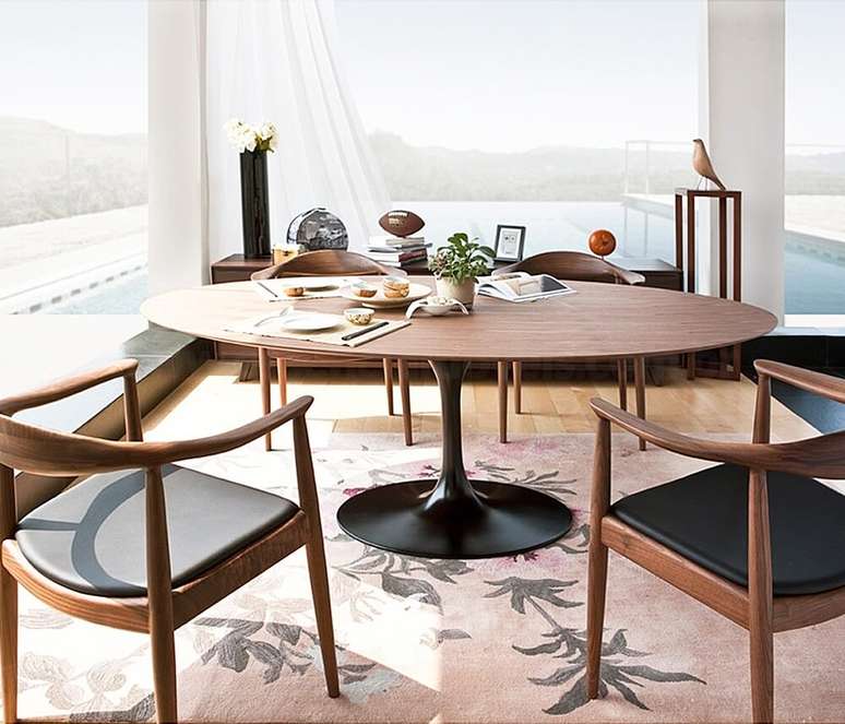 7. Cadeiras The Chair compostas com Mesa Saarinen em madeira. Fonte: Essência Móveis